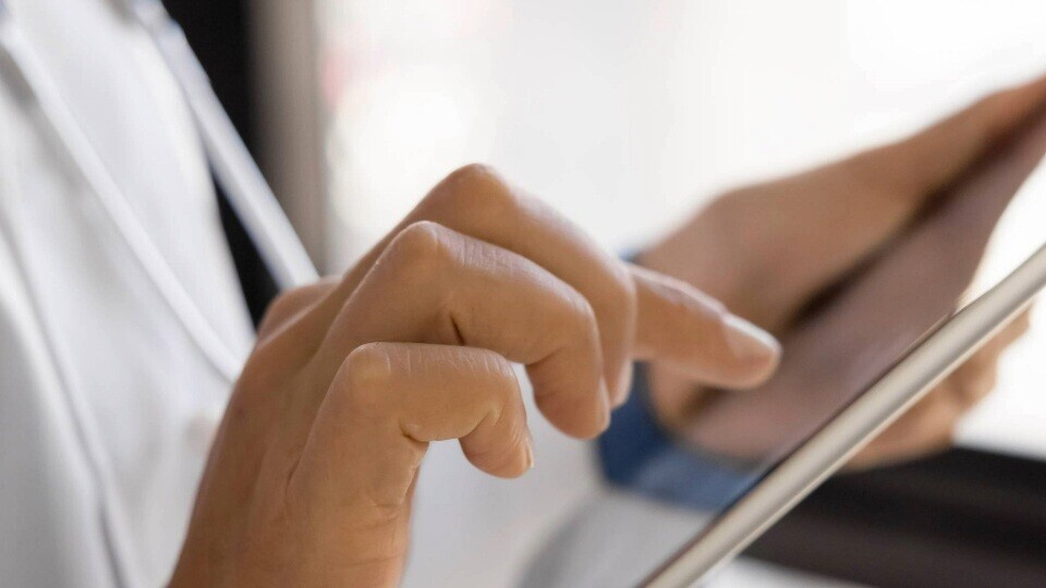 aerztin-tablet-shutterstock-2546335307--32zu9-1920x540