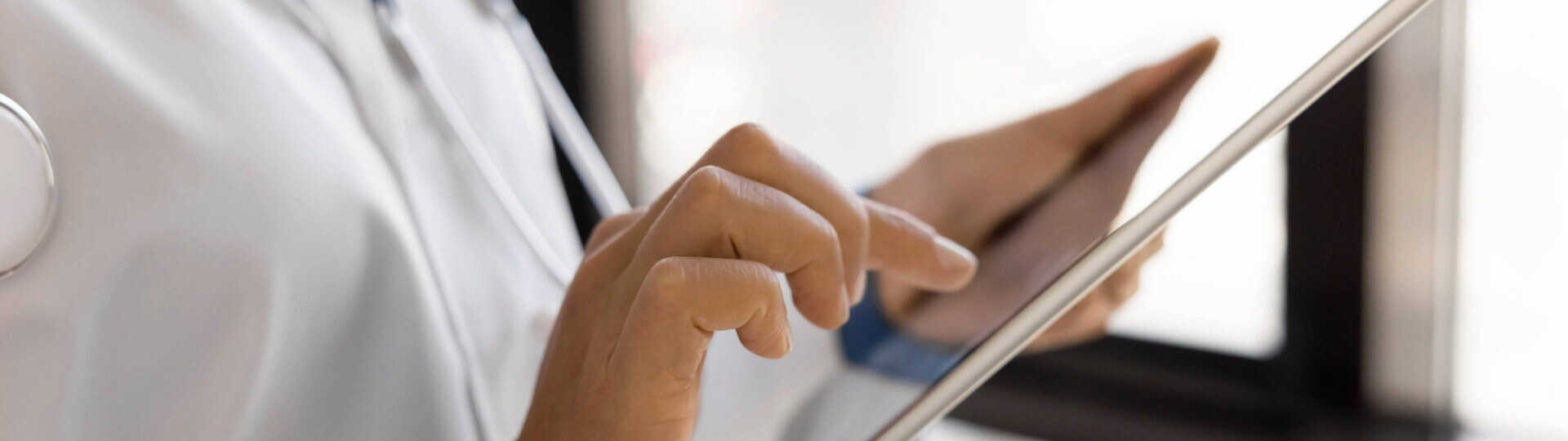 aerztin-tablet-shutterstock-2546335307--32zu9-1920x540