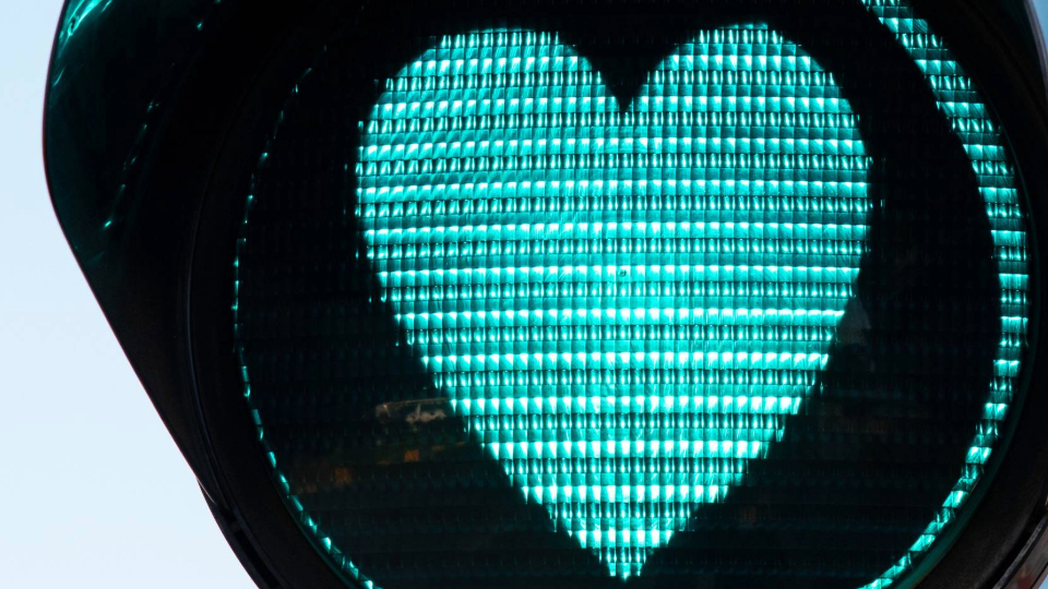 ampel-grün-herz-shutterstock-1341894065-32zu9-1920x540px