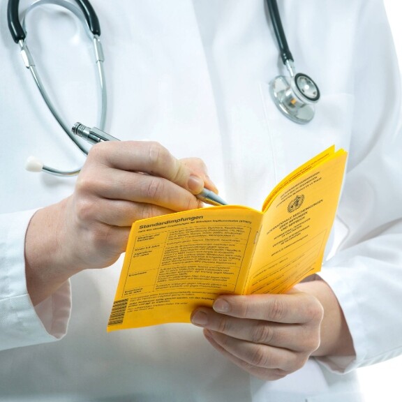 arzt-mit-impfschein-shutterstock-283016963-1zu1-576x576