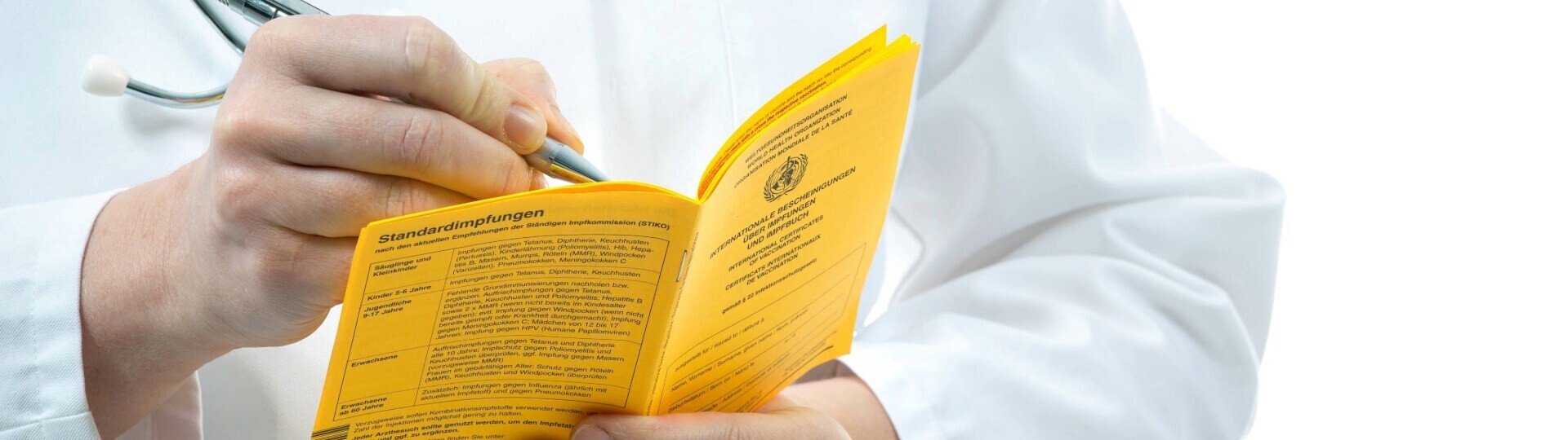 arzt-mit-impfschein-shutterstock-283016963-32zu9-1920x540