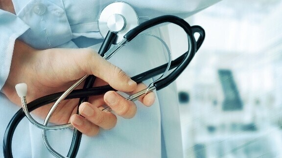 arzt-stethoskop-shutterstock-311829866-1zu1-576x576