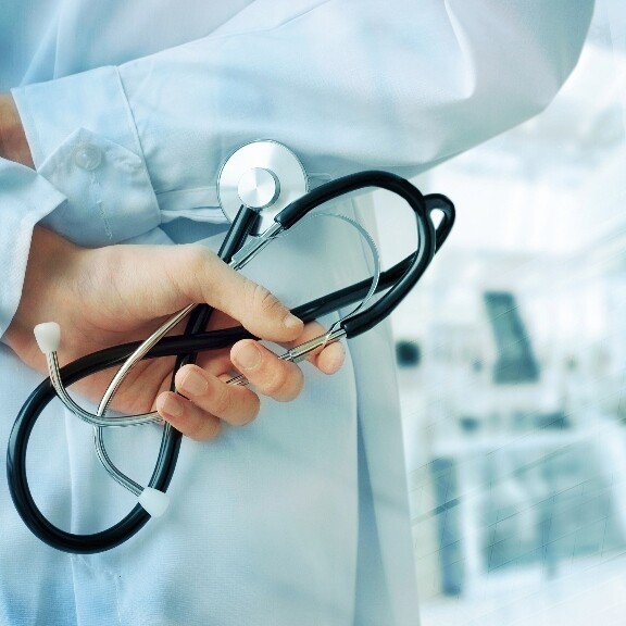 arzt-stethoskop-shutterstock-311829866-1zu1-576x576