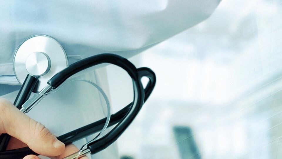 arzt-stethoskop-shutterstock-311829866-32zu9-1920x540a