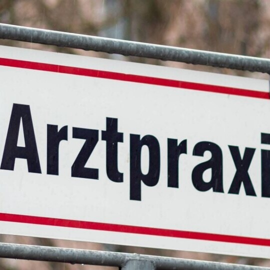 arztpraxis-weg-shutterstock_2132388509-32zu9-1920x540