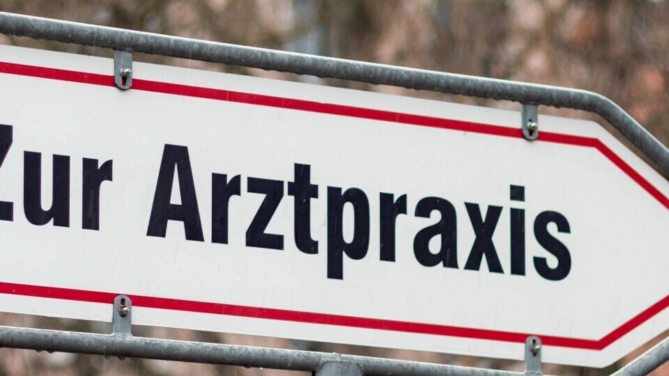 arztpraxis-weg-shutterstock_2132388509-32zu9-1920x540