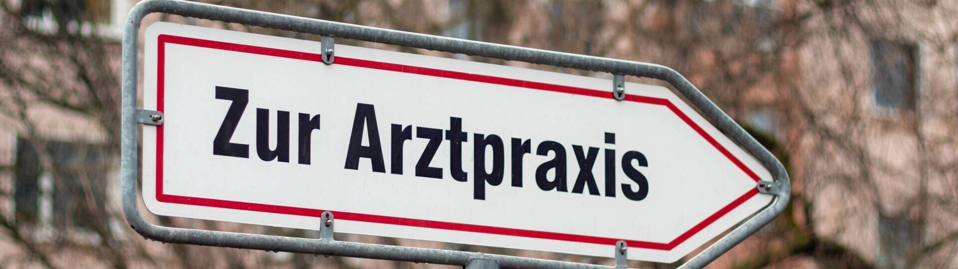arztpraxis-weg-shutterstock_2132388509-32zu9-1920x540