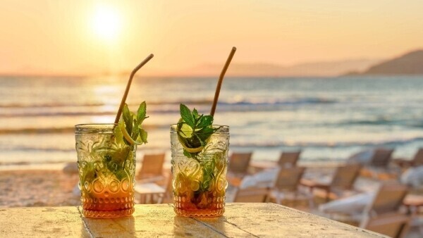 cocktails-am-strand-shutterstock-2157725439-16zu9-600x338