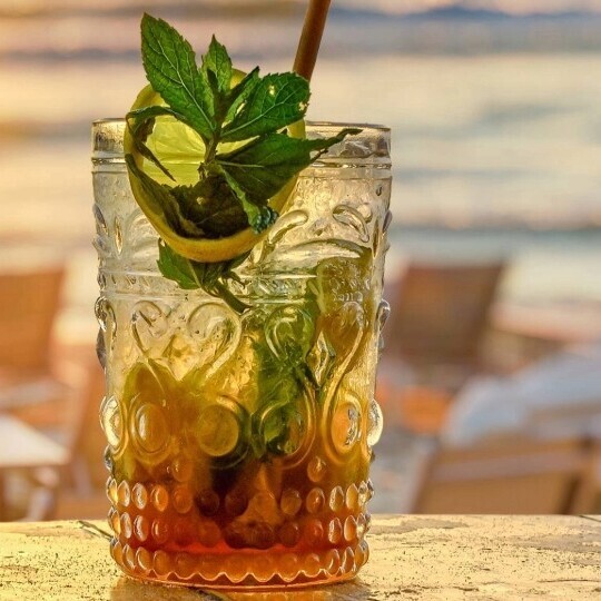 cocktails-am-strand-shutterstock-2157725439-32zu9-1920x540