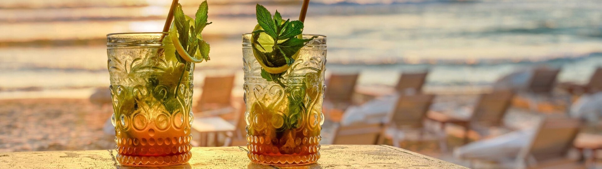 cocktails-am-strand-shutterstock-2157725439-32zu9-1920x540