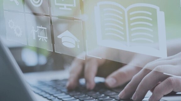 digitales-lernen-laptop-shutterstock-2264629479-1zu1-576x576-dunkel