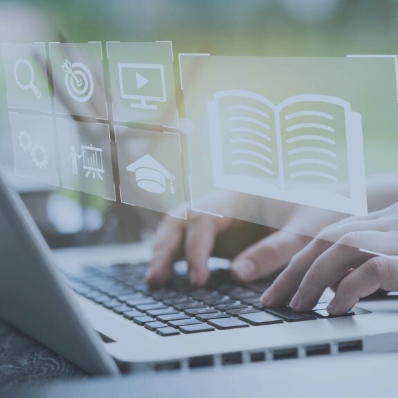 digitales-lernen-laptop-shutterstock-2264629479-1zu1-576x576-dunkel