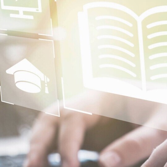 digitales-lernen-laptop-shutterstock-2264629479-32zu9-1920x540
