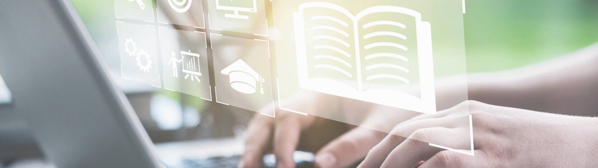 digitales-lernen-laptop-shutterstock-2264629479-32zu9-1920x540