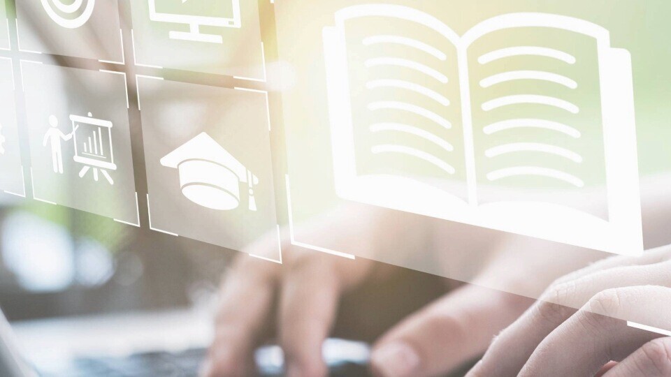 digitales-lernen-laptop-shutterstock-2264629479-32zu9-1920x540