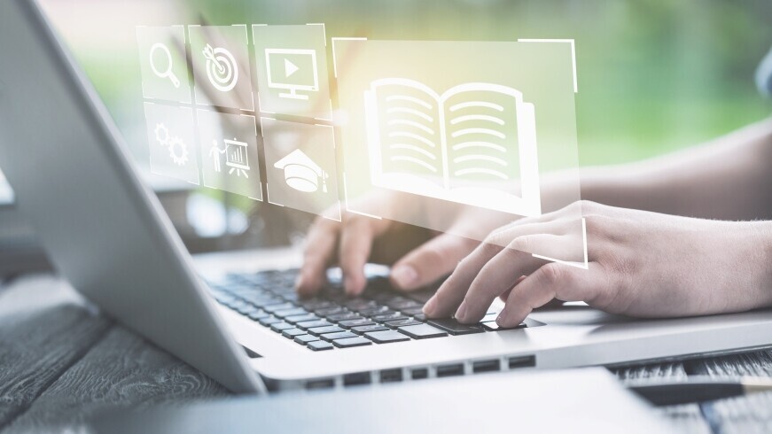 digitales-lernen-laptop-shutterstock-2264629479-871x490