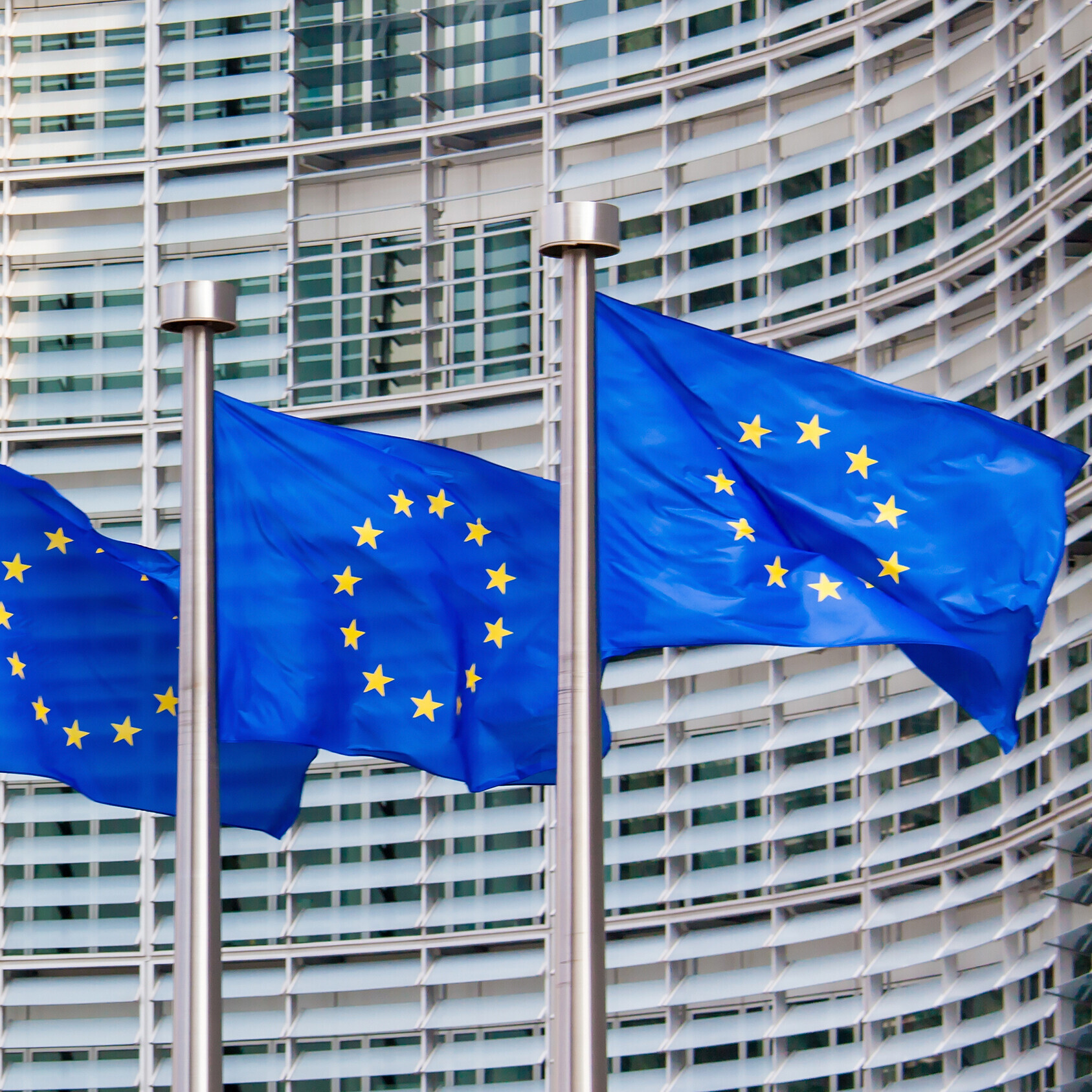Europa-Flaggen vor dem Gebäude der Europäischen Kommission