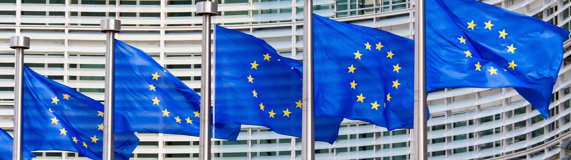 Europa-Flaggen vor dem Gebäude der Europäischen Kommission