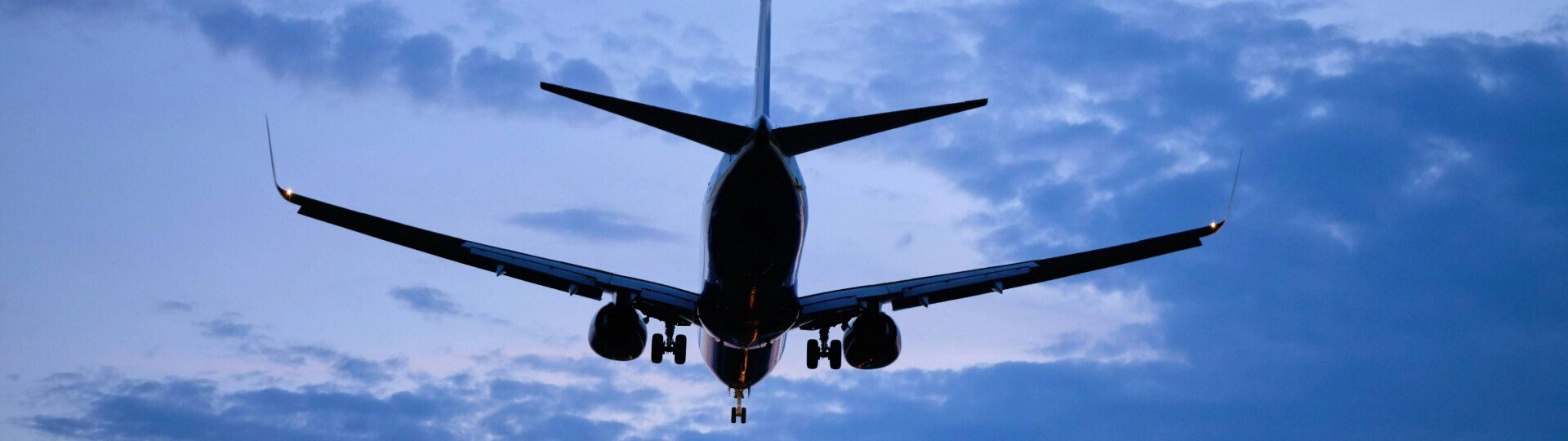 flugzeug-shutterstock-1430398466-32zu9-1920x540b