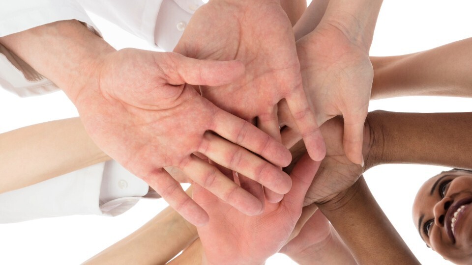 gemeinsam-haende-shutterstock-652918282-32zu9-1920x540