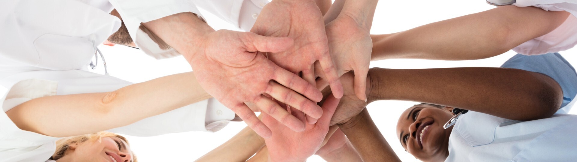 gemeinsam-haende-shutterstock-652918282-32zu9-1920x540