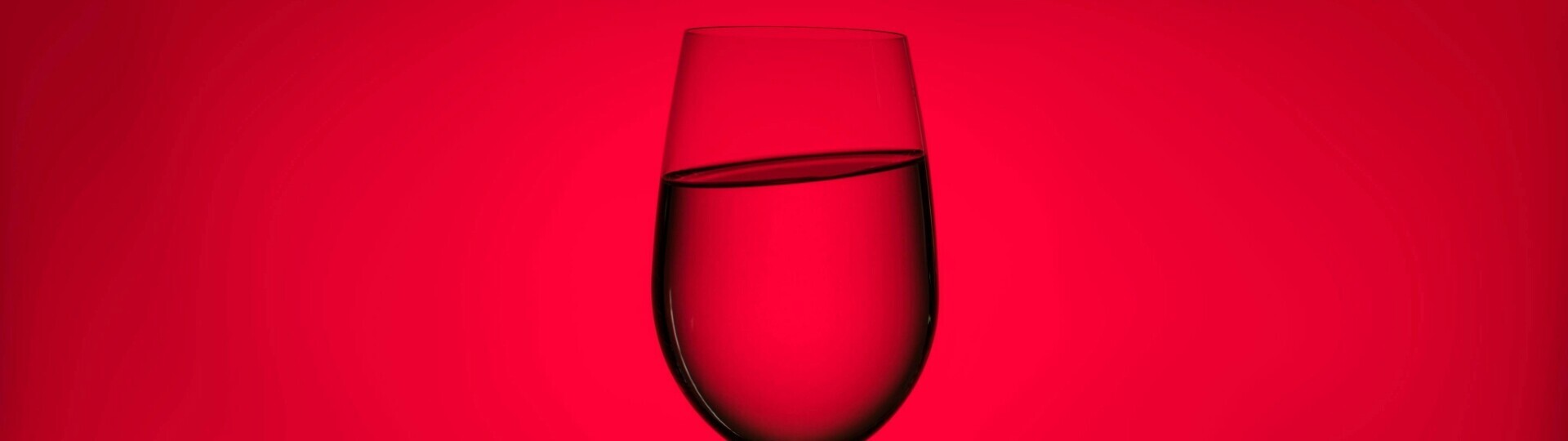 glass-wein-shutterstock-1038305521-32zu9-1920x540