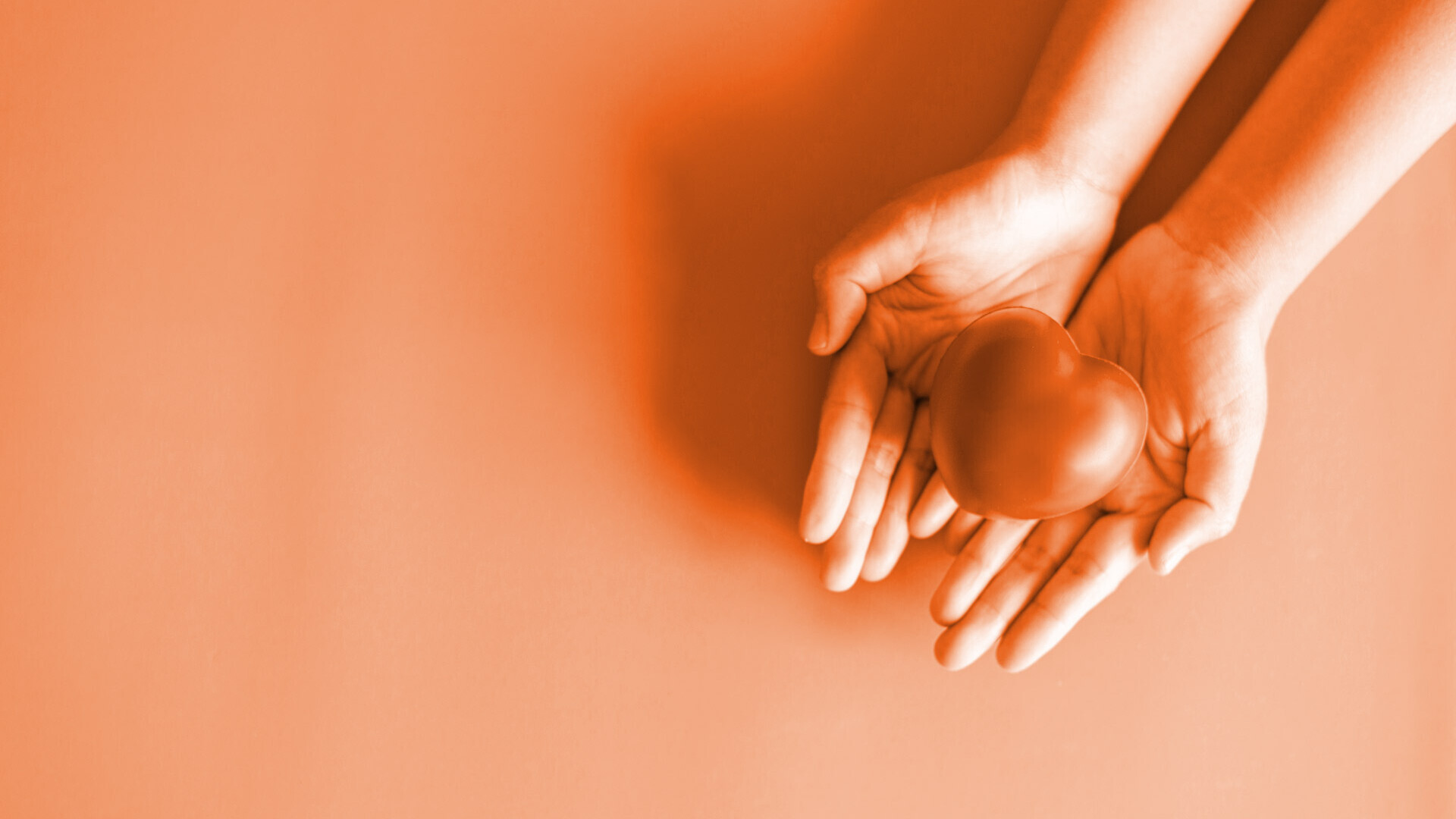 Hand hält Herz 