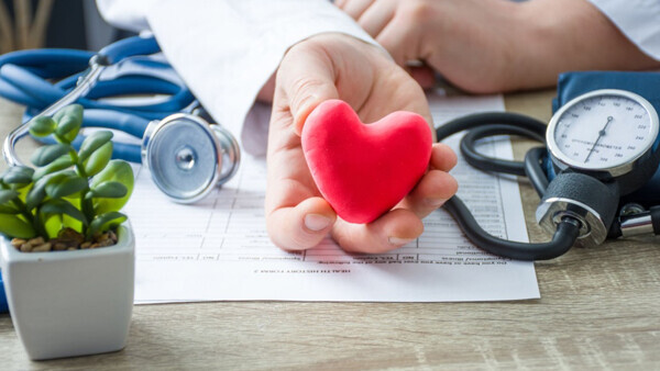 herz-in-hand-iStock-1141643124-600x338px