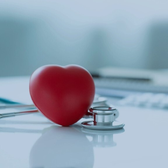 herz-stethoskop-shutterstock-2071844321-1zu1-576x576-dunkel