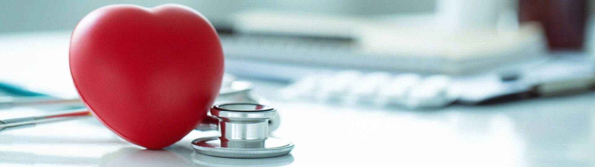 herz-stethoskop-shutterstock-2071844321-32zu9-1920x540