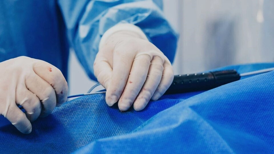 katheter-minimalinvasiv-shutterstock-1023132601-32zu9-1920x540-dunkel