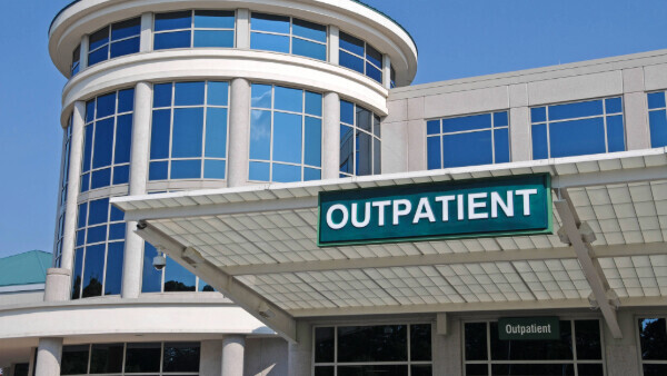 klinikeingang-mit-schild-shutterstock_58756819-16zu9-600x338