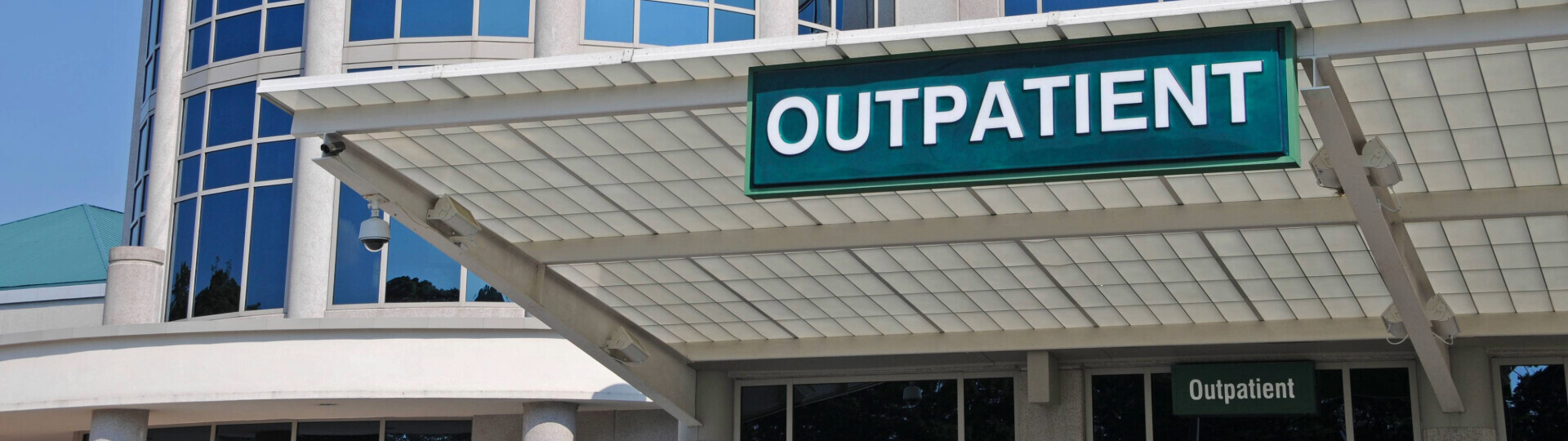 klinikeingang-mit-schild-shutterstock_58756819-32zu9-1920x540