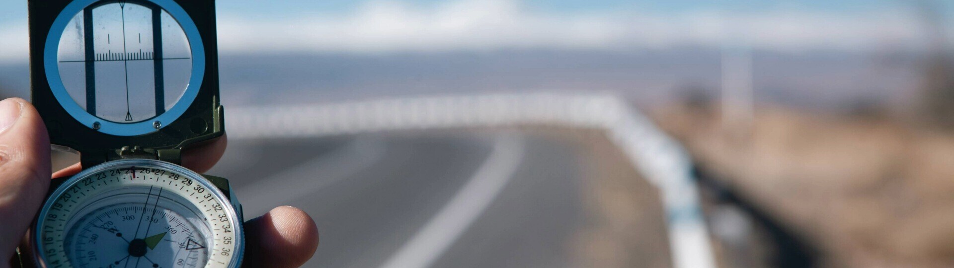 kompass-horizont-shutterstock-2536781955-32zu9-1920x540-komp