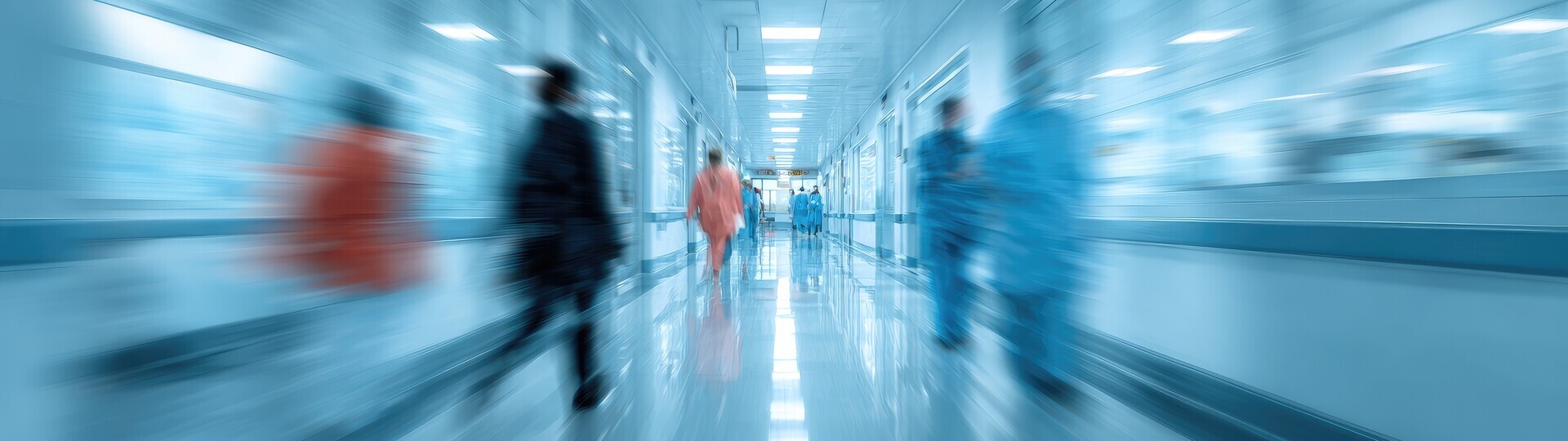 Krankenhausflur mit Personen