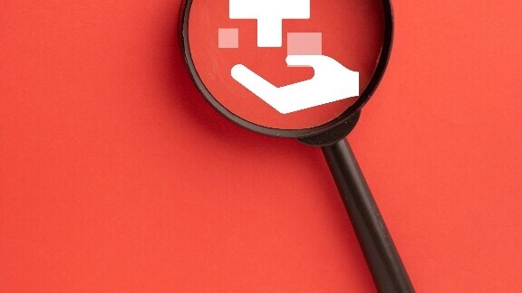 leitlinien-lupe-shutterstock-2317308549-1zu1-576x576