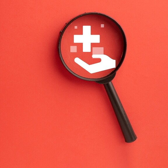 leitlinien-lupe-shutterstock-2317308549-1zu1-576x576