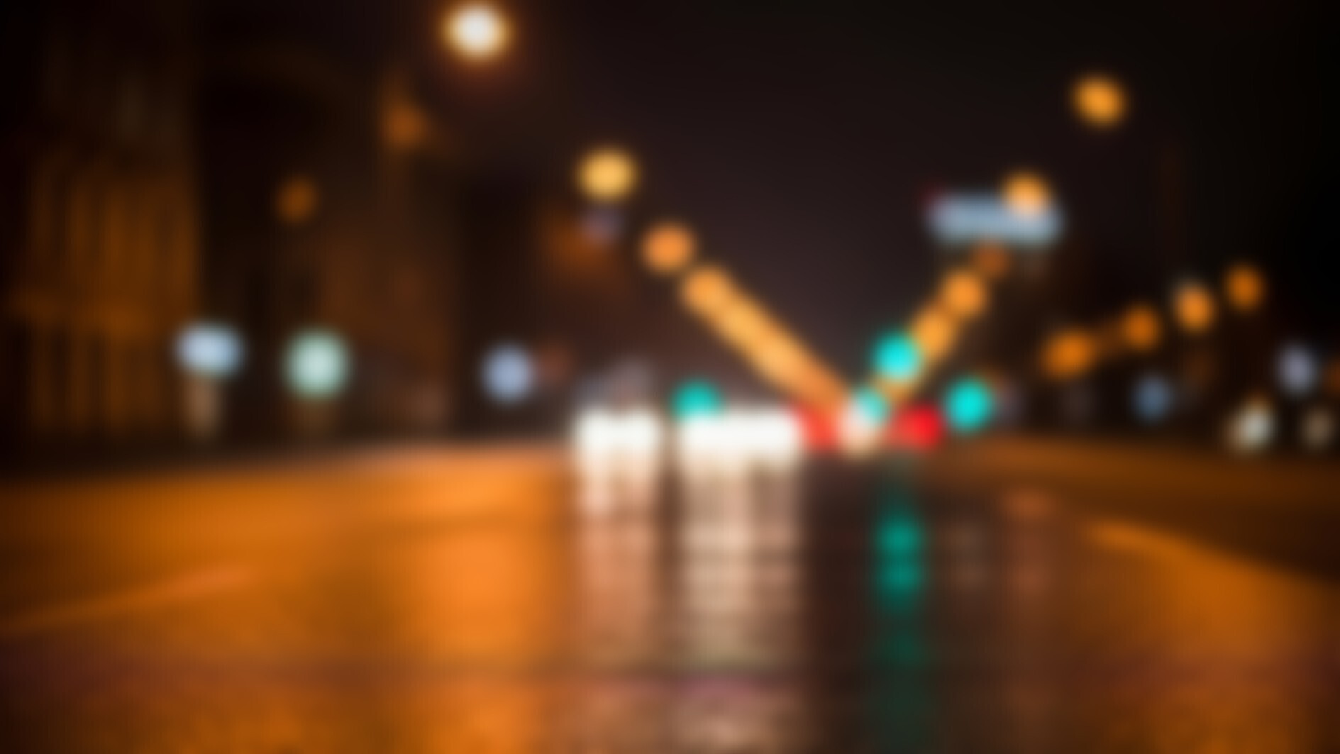 Straße in der Nacht mit Autos