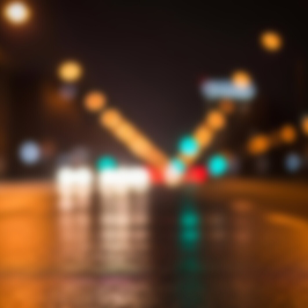 Straße in der Nacht mit Autos