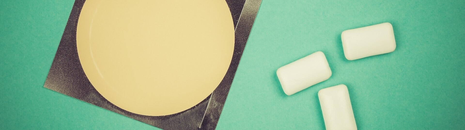 nikotinersatztherapie-pflaster-kaugummi-shutterstock-1311557984-1920x540