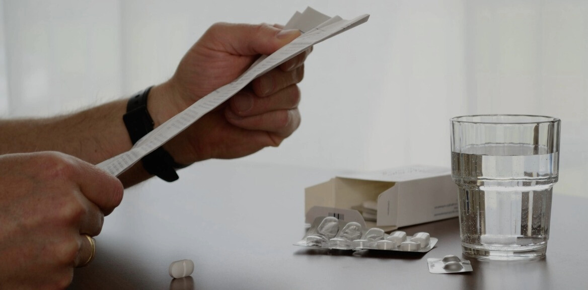 Person liest Beipackzettel