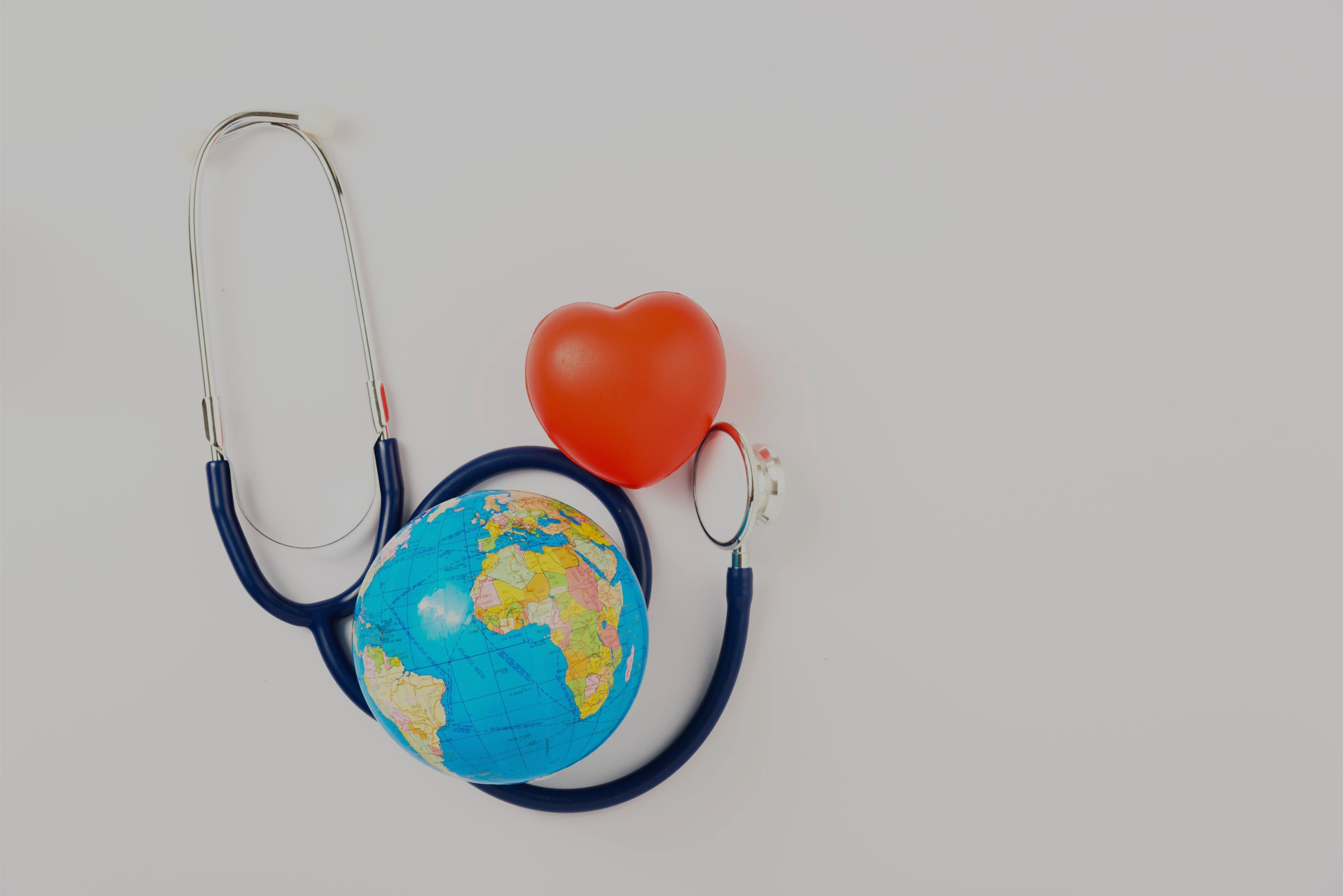Weltkugel, Herz und Stethoskop