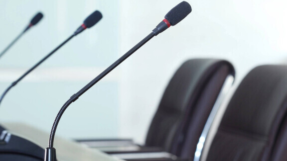 pressekonferenz-shutterstock_193974515_1zu1_576 x 576