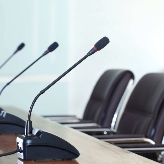 pressekonferenz-shutterstock_193974515_1zu1_576 x 576