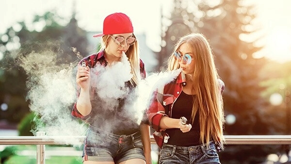 2 Frauen nutzen E-Zigaretten