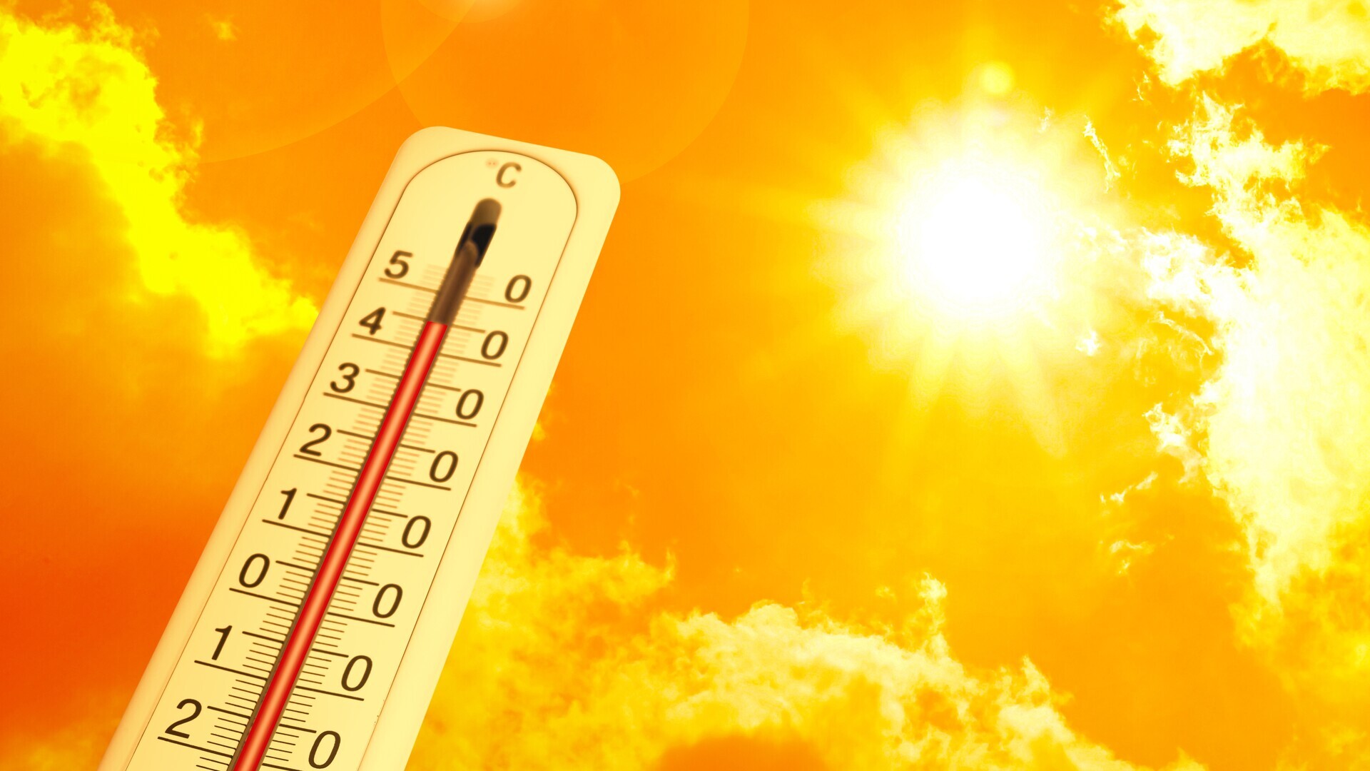 Extrem hohe Temperatur auf dem Thermometer vor orangefarbenem Himmel an einem sonnigen Tag.
