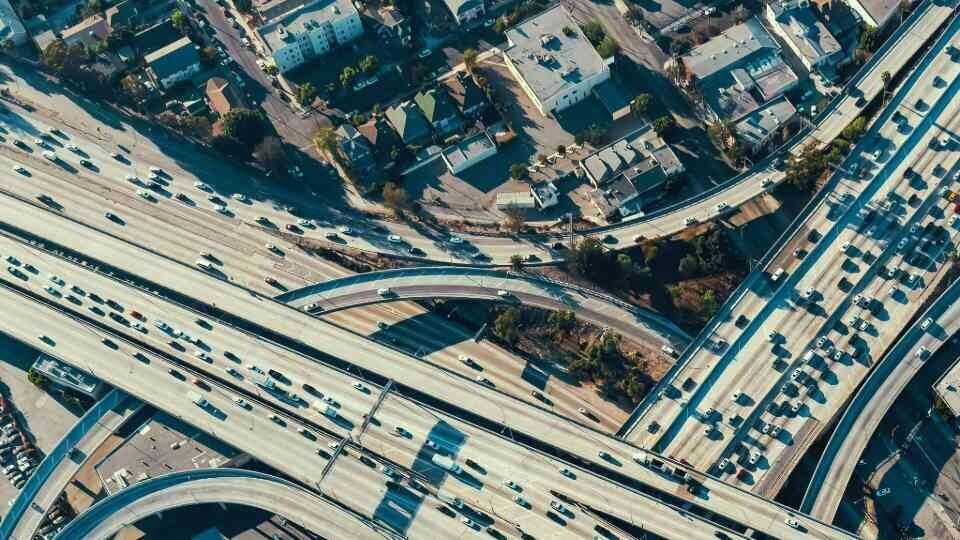 stadt-verkehr-shutterstock-653496607-32zu9-1920x540