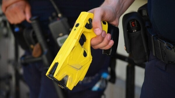 taser-polizist-shutterstock-2286056059-16zu9-600x338