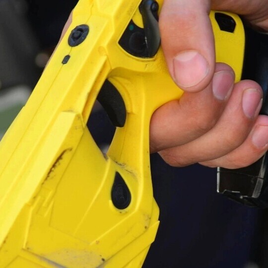 taser-polizist-shutterstock-2286056059-32zu9-1920x540