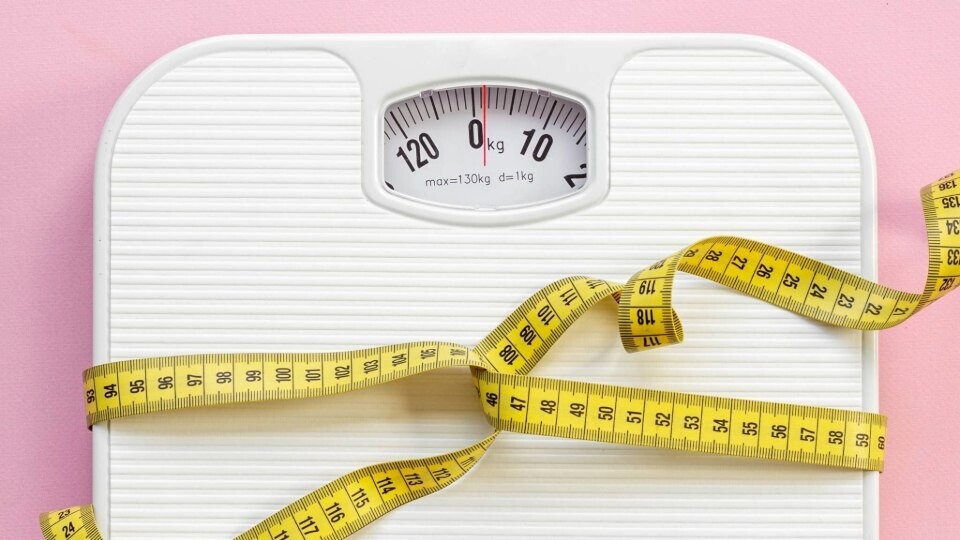 weight-control-concept-scale-tape-measure-2244287303-1920x540px